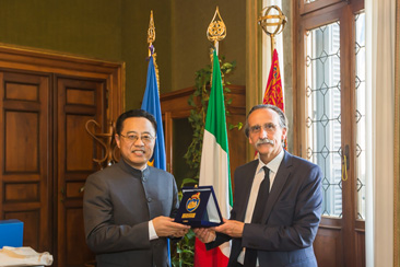 威尼斯市代市长桑德鲁·西蒙内托亲切会见王志忠率领的中国城市馆代表团